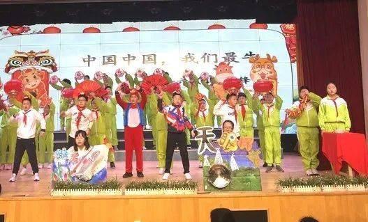 莱西市姜山镇:拆除清理违规广告牌匾 助力城市更新